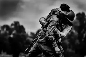 Rüyada ağır şekilde yaralanmak ne anlama gelir? Malın artması, beklenmedik yardım, düşmanlık ve zorluklar sonrası ferahlık tabiri. Rüya sahibinin yaşamındaki dönüşümü simgeler.