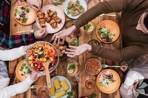 Rüyada Ailece Aynı Tabaktan Yemek Görmenin Anlamı ve Yorumları