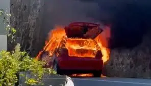 Rüya tabiri için yanan bir araba görseli ve rüyada arabanın alev almasının anlamı.