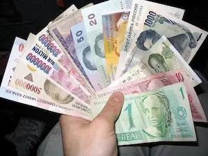 Rüyada birine kağıt veya bozuk para vermek, hayırlı bir döneme girmeye, maddi kazanç sağlamaya, zenginleşmeye ve cömertliğe işaret eden olumlu bir rüya tabiridir.