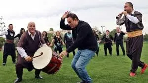 Rüyada halay çekmek, birlik, beraberlik, sevinç, kutlama ve toplulukla uyumun sembolüdür.