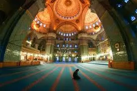 Rüyada Kendini Camide Görmek: Temiz İman, Huzur, Maddi Zenginlik ve Dileklerin Kabulü Tabiri
