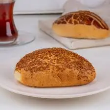 Rüyada poğaça gören veya poğaça yiyen bir kişinin hayatındaki bolluk, bereket ve hayırlı kısmetlere dair görsel.
